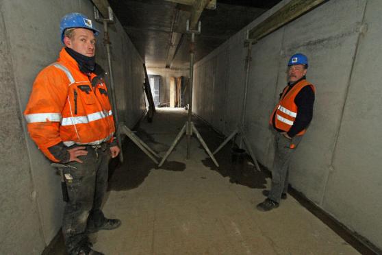 Bauarbeiter in der neuen Unterführung am Bahnhof in Wickede FOTO: ANDREAS DUNKER