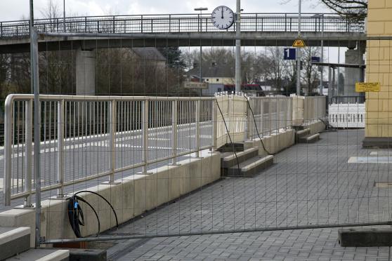 Die Bahnhofsuhr läuft nach Auskunft von Wickeder Ratsherren seit Monaten nicht mehr und ist auf "12 Uhr" stehen geblieben. – Wann wird der Chronometer endlich repariert und wann erfolgen die längst fälligen Abschlussarbeiten an den Bahnsteigen, wollen die Kommunalpolitiker wissen. Die Bahn bleibt eine befriedigende Antwort schuldig. ARCHIVFOTO: ANDREAS DUNKER