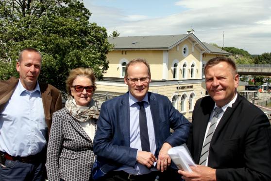 FDP-Landtagsabgeordneter Christof Rasche (rechts) besichtigte kürzlich zusammen mit Wickedes Bürgermeister Dr. Martin Michalzik (CDU) und den beiden FDP-Ratsmitgliedern Andreas Teutenberg (links) und Christa Lenz die Großbaustelle am Bahnhof. FOTO: ANDREAS DUNKER