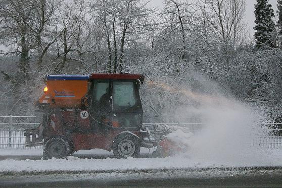 Mit einem speziellen schmalen Kommunalfahrzeug werden Fahrrad- und Fußwege mittels einer Rotationsbürste und eines automatischem Salzstreuers von Schnee und Eisglätte befreit.