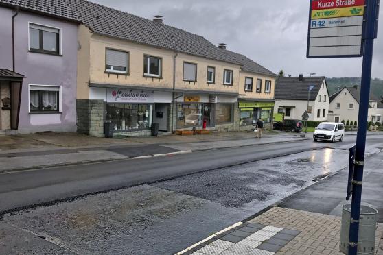 Die Fläche auf der Hauptstraße, die keine Feinasphaltschicht erhalten hat. FOTO: ANDREAS DUNKER