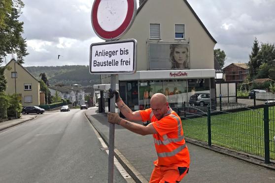 Ein Mitarbeiter von Signature baut die Verkehrsschilder ab FOTO: ANDREAS DUNKER