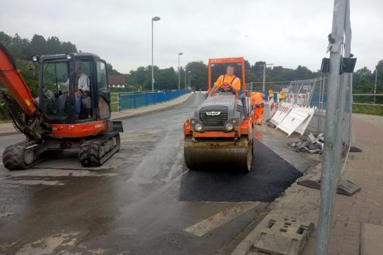 Restarbeiten an der Zufahrt zur Ruhrbrücke: die obere Asphaltschicht muss nun noch aushärten. FOTO: MARKUS THURAU