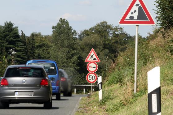 Eine weitere neue Baustelle erwartet die Autofahrer jetzt auf der Ruhrstraße zwischen Schwarzem Weg und Echthausen. Hier lässt der Landesbetrieb "Straßen.NRW" seit dem heutigen Montag (7. August 2017) offenbar Instandsetzungsarbeiten an den Leitplanken und -pfosten durchführen, obwohl die Straße eigentlich als offizielle Umleitungsstrecke auf Grund der Sperrung der Wickeder Ruhrbrücke dient. FOTO: ANDREAS DUNKER