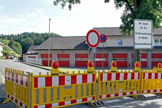 Westliche Vollsperrung der Straße "Im Winkel" ab dem Feuerwehr-Gerätehaus in Wickede FOTO: CARINA WESTERWELLE