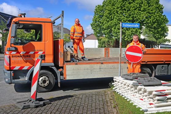 Mitarbeiter der Firma "Signature Hiller" sorgen mit einer entsprechenden Beschilderung für Straßensperrungen und Verkehrsumleitungen während der Bauarbeiten im gesamten Gemeindegebiet. FOTO: ANDREAS DUNKER