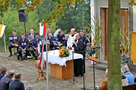 Der katholische Pfarrer Thomas Metten und sein evangelischer Amtskollege Dr. Christian Klein am Altar vor der Bergkapelle. Im Hintergrund der Feuerwehr-Musikzug. FOTO: ANDREAS DUNKER