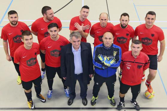 Das LKM-Team – hier mit Firmenchef Lahë Kadrijaj und Torwart – nach dem Sieg FOTO: ANDREAS DUNKER