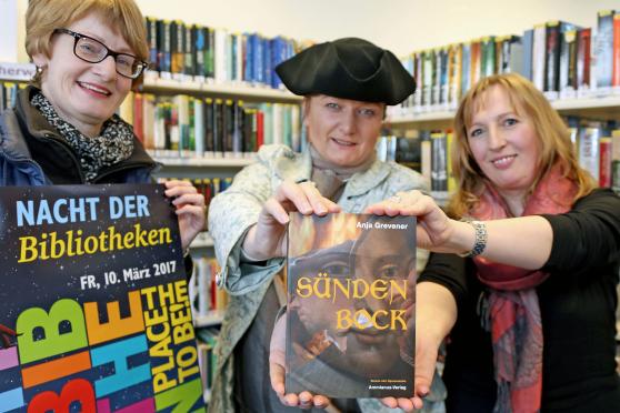 Anne Marie Flehmer als Vertreterin des BiB-Buchclubs, Romanautorin Anja Grevener und Büchereileiterin Elena Feldbusch (von links) mit dem Werk "Sündenbock", welches im Rahmen der "Nacht der Bibliotheken" vorgestellt wird. FOTO: ANDREAS DUNKER