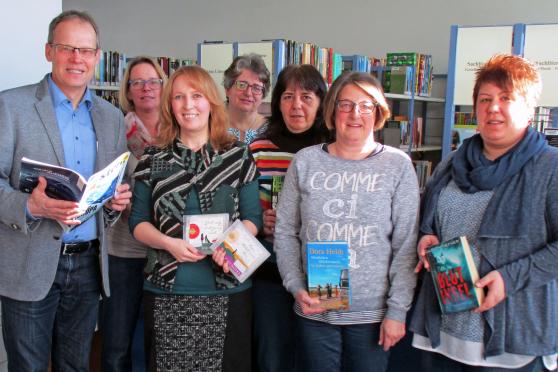 Bürgermeister Dr. Martin Michalzik (CDU) besuchte die kommunale "Bibliothek im Bahnhof" (BiB) und dankte haupt- und ehrenamtlichen Mitarbeitern für ihr Engagement (von links): Heike Hagelschuer, Elena Feldbusch (Leiterin), Marita Boivin, Birgit Lange, Claudia Vickermann und Nina Rodegra. Nicht auf dem Bild: Helen Kramer und Ellinor Schilling. FOTO: GEMEINDE WICKEDE (RUHR)