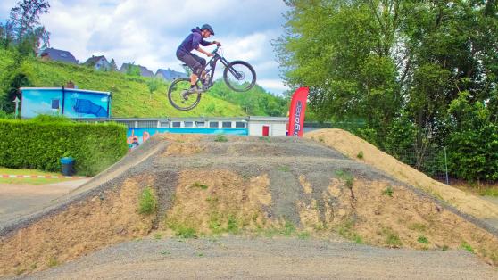 Die "Tables" – Hügel mit Plateau – bieten den Bikern auch Gelegenheit zu "Luftsprüngen". FOTO: ANDREAS DUNKER