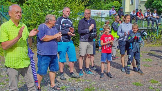 Zahlreiche Aktive und Zuschauer nahmen an der Eröffnung des kommunalen Bike-Parks durch Bürgermeister Dr. Martin Michalzik (CDU) und Dennis Diete als Sprecher des Mountainbike-Vereins "NSD-Racing-Team" teil. FOTO: ANDREAS DUNKER
