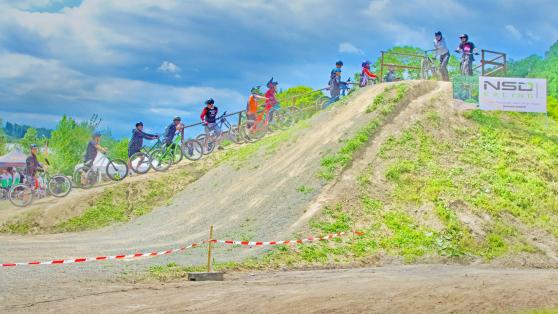 Lange Warteschlange am Starthügel des neuen Bike-Parks der Gemeinde Wickede (Ruhr), um den frisch geschaffenen Parcours zu testen. FOTO: ANDREAS DUNKER