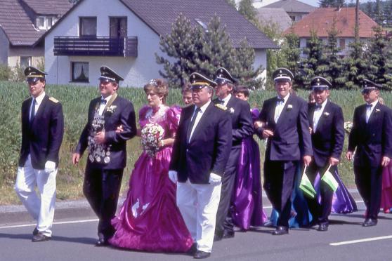 Vor 25 Jahren beim 100-jährigen Geburtstag der Schützenbruderschaft St. Johannes Wimbern: das Regentenpaar 1990/91 Josef und Gisela Goeke
FOTO: BILDARCHIV VEREIN DORF WIMBERN / FRANZ HAARMANN