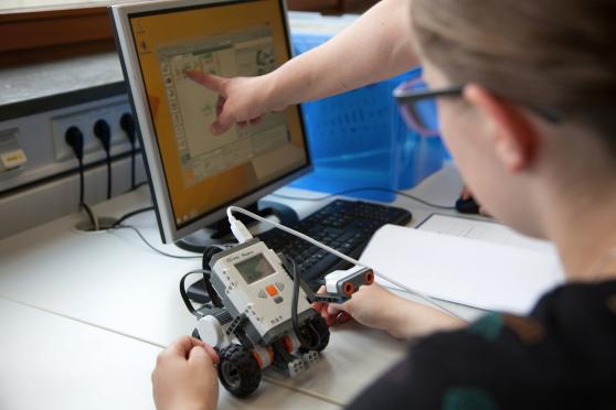 Das Soester Börde-Berufskolleg ermöglichte Neuntklässlern der Wickeder Sekundarschule jetzt einen Einblick in den Schulalltag und technische Berufe. FOTO: KATRIN SLIWA / WFG