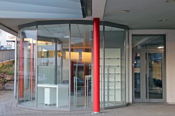 Der bisherige Friseursalon "Inna Felde" im "Brahm'schen Eck" an der Hauptstraße in Wickede steht zur Vermietung frei. Der Schweizer Immobilien-Eigentümer Andreas Hackethal könnte sich dort künftig ein Büro für einen Dienstleister vorstellen. FOTO: ANDREAS DUNKER