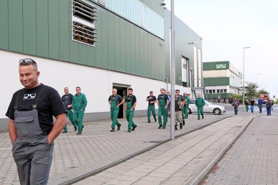 Relativ schnell konnten die Werker an ihre Arbeitsplätze zurückkehren. FOTO: ANDREAS DUNKER