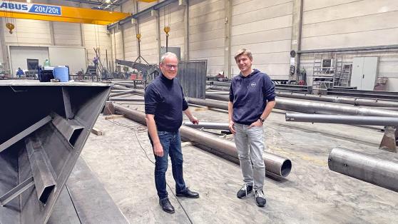 Wickedes Bürgermeister Dr. Martin Michalzik (CDU, links) bei der Besichtigung der Firma „Schmees & Lühn Holz- und Stahlingenieurbau GmbH & Co. KG“ in Niederlangen im niedersächsischen Landkreis Emsland – nahe der bekannten Stadt Papenburg. Rechts: Geschäftsführer Tobias Tebbe FOTO: GEMEINDE WICKEDE (RUHR)