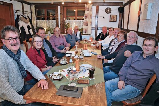 Nach dem Besuch von Bürgermeister Dr. Martin Michalzik (CDU): Der "Politische Stammtisch" der Bürgergemeinschaft (BG) Wickede (Ruhr) im "Erlenhof". Von links: Uwe Eder (Fraktionsvorsitzender), Dr. Ingeborg Nerling-Pietsch, Andreas Pietsch (Vereinsvorsitzender), Thomas Schäfer (Zweiter Vorsitzender), Martin Hahn, Marion Oldenburg, Eugen und Mechthild Frankenberg, Heinz Schlotmann, Ilse und Rolf Prünte sowie Rainer Schindler FOTO: ANDREAS DUNKER