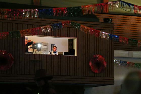 Und natürlich haben auch Hausmeister und Veranstaltungstechniker besondere Wünsche, was sich im Bürgerhaus verbessern könnte. Hier in der Regiekabine noch Günter Gutland und Robin Kemper, die inzwischen beide nicht mehr in Diensten der Gemeinde Wickede (Ruhr) sind. ARCHIVFOTO: ANDREAS DUNKER