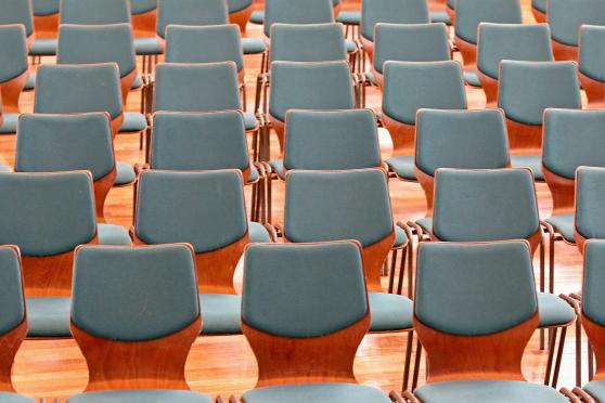 Eine flexible Bestuhlung mit bequemen aber auch robusten Sitzmöbeln ist in der vielfältig genutzten Veranstaltungsstätte wichtig. ARCHIVFOTO: ANDREAS DUNKER