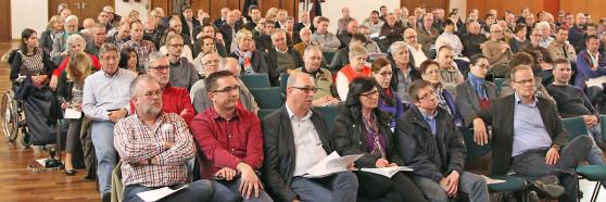 Anlieger und Kommunalpolitiker sowie zahlreiche interessierte Bürger ließen sich im Wickeder Bürgerhaus über die geplante Großbaustelle an der Ortsdurchfahrt der Bundesstraße 63 zwischen Waltringer Weg und Fröndenberger Straße informieren. FOTO: ANDREAS DUNKER