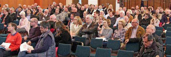 Anlieger und Kommunalpolitiker sowie zahlreiche interessierte Bürger ließen sich im Wickeder Bürgerhaus über die geplante Großbaustelle an der Ortsdurchfahrt der Bundesstraße 63 zwischen Waltringer Weg und Fröndenberger Straße informieren. FOTO: ANDREAS DUNKER