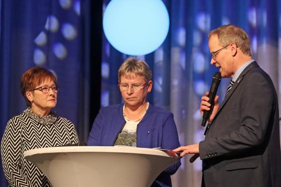 Der hauptamtliche Bürgermeister Dr. Martin Michalzik (CDU) mit seinen ehrenamtlichen Stellvertreterinnen: Ellinor Schilling (SPD, links) und Gertrud Martin (CDU, Mitte)  FOTO: ANDREAS DUNKER