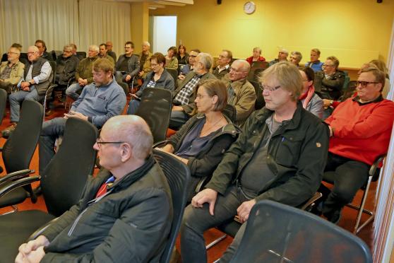 Neben Kommunalpolitikern verschiedener Parteien verfolgten auch betroffene Anlieger und interessierte Bürger den Vortrag von Diplom-Ingenieur Eugen Bitjukov. FOTO: ANDREAS DUNKER