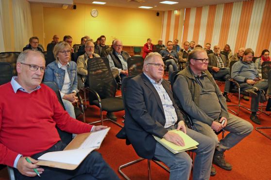 Markus Kleindopp (vorne, links) als zuständiger Fachbereichsleiter der Gemeindeverwaltung und Karl-Friedrich Böhm (vorne, Mitte) als Dezernent des Dezernates für „Ländliche Entwicklung und Bodenordnung“ der Bezirksregierung Arnsberg sowie Ortslandwirt Theo Arndt (vorne, rechts) nahmen auch an der Bürgerversammlung zum ländlichen Wege-Konzept teil. FOTO: ANDREAS DUNKER