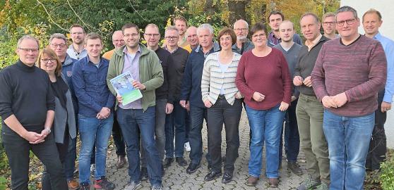 Die CDU-Mitglieder und Rathaus-Mitarbeiter (von links): Bürgermeister Dr. Martin Michalzik (CDU), Martina Michalzik, Christian Mols, Matthias Schulte, Jan Wichmann, Markus Kleindopp (Allgemeiner Vertreter des Bürgermeisters), Partei- und Fraktionsvorsitzender Thomas Fabri, Hans-Georg Wirzfeld, Walter Bechheim, Dennis Hanke, Hans Regenhardt, Willi Eickhoff, Petra Gehrke, Martin Barylla, Helen Kramer, Alexander Stute, Carsten Rohe, Dirk Schröter, Sven Mikolajczyk, Burkhard Neus und Kämmerer Christian Wiese. FOTO: CDU