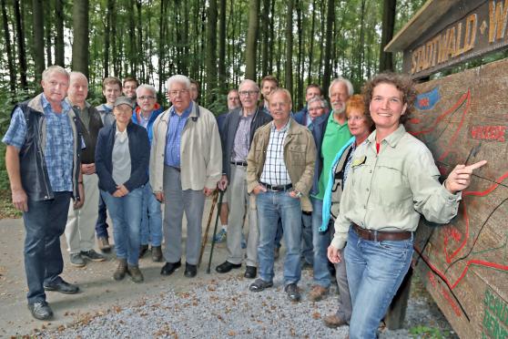 Die Teilnehmer des CDU-Waldspazierganges mit Försterin Diana Göke FOTO: ANDREAS DUNKER