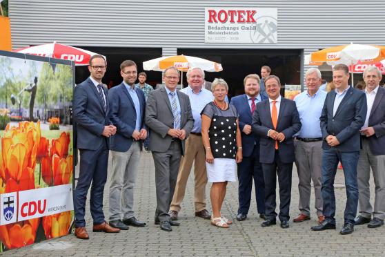 Vor der NRW-Landtagswahl im kommenden Jahr kam viel landespolitische Prominenz zur 70-Jahr-Feier des Wickeder CDU-Gemeindeverbandes (von links): Kreisvorsitzender Ansgar Mertens, Gemeindeverbandsvorsitzender Thomas Fabri, Bürgermeister Martin Michalzik, Bundestagsabgeordneter Bernhard Schulte-Drüggelte, stellvertretende Bürgermeisterin Gertrud Martin, Landtagskandidat Heinrich Frieling („Altkreis Soest“), NRW-Partei- und Fraktionsvorsitzender Armin Laschet (MdL), Landtagsvizepräsident Eckhard Uhlenberg (MdL), Landtagskandidat Jörg Blöming („Altkreis Lippstadt“) und Klaus Kaiser (MdL) aus der Nachbarstadt Arnsberg. FOTO: ANDREAS DUNKER