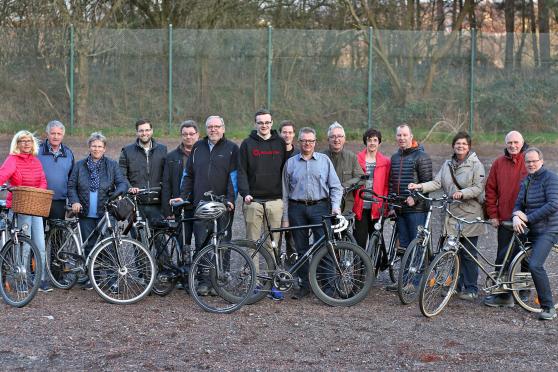 CDU-Mitglieder mit Fahrrädern auf dem alten Tennisplatz am Freibad FOTO: CDU WICKEDE (RUHR)