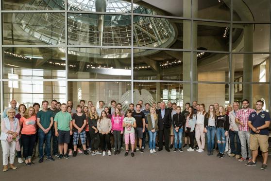 Die Wickeder unter der gläsernen Reichstagskuppel in Berlin FOTO: BUNDESPRESSEAMT