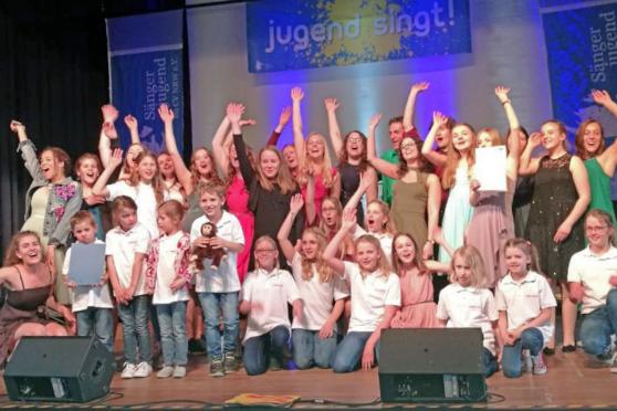 Die jungen Wickeder Sängerinnen und Sänger am Samstag auf der Bühne bei "Jugend singt" in Düsseldorf FOTO: CANTALINOS