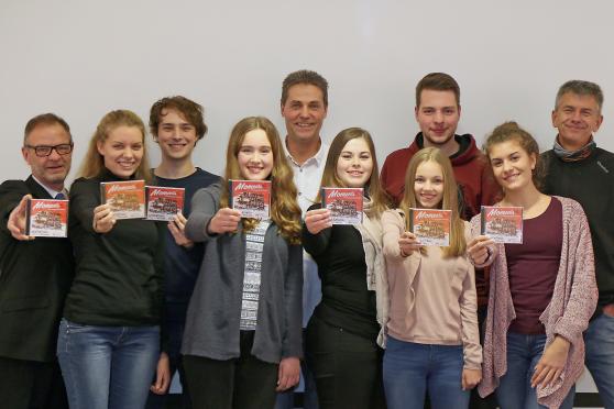 Bank-Direktor Joachim Bauerdick mit den Chorsängern Johanna Klotz, Malte Schröer, Julia Prott, Dirigent Armin Klotz, Sarah Gebhardt, Lara Welter, Christopher Wolfram, Linda Haselhorst und Pressesprecher Martin Haselhorst (von links) bei der Präsentation der neuen Compact-Disc "Moments …" FOTO: ANDREAS DUNKER