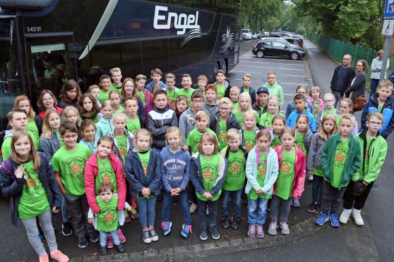 Gruppenfoto der Kinder vor der Abfahrt mit dem Reisebus nach Ameland FOTO: ANDREAS DUNKER
