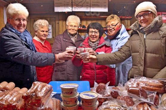 Die engagierten Damen der katholischer Frauengemeinschaft und der Caritas-Konferenz stießen mit einem Glühwein auf die Eröffnung des Weihnachtsmarktes an. FOTO: ANDREAS DUNKER
