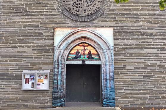 Zum Gedenktag des Reformationsjubiläums präsentiert sich der Eingang der evangelischen Christus-Kirche am heutigen Dienstag mit einer Nachbildung des Portals der Schlosskirche zu Wittenberg, wo der Theologe Martin Luther – der Überlieferung zufolge –  angeblich am 31. Oktober 1517 seine 95 Thesen gegen den Ablasshandel in der katholischen Kirche an die Tür genagelt haben soll. FOTO: ANDREAS DUNKER