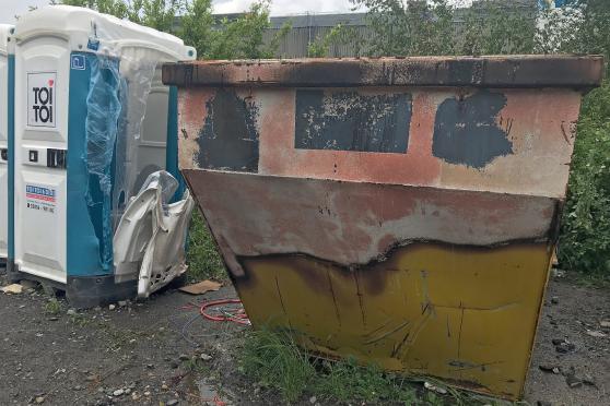 Der beschädigte Muldencontainer und die geschmolzene Außenhülle des Kunststoff-Toilettenhäuschens auf dem Lagerplatz an der Marscheidstraße in Wickede FOTO: ANDREAS DUNKER