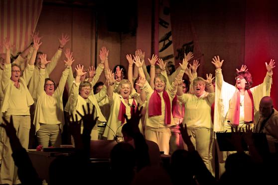 Die Stimmung der Sänger spiegelte sich im Publikum wider, welches sich zum Mitmachen animieren ließ. FOTO: ANDREAS DUNKER