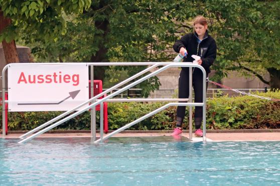 Desinfektion der Handläufe am Ausstieg des großen Schwimmbeckens FOTO: ANDREAS DUNKER