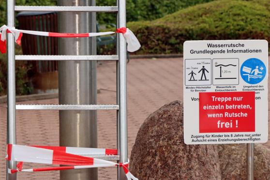 Am gestrigen Samstag – dem ersten Öffnungstag in dieser Saison – zählte das kommunale Freibad der Gemeinde Wickede (Ruhr) insgesamt 52 Besucher. Springblöcke und -bretter sowie Wasserrutschen waren mit rot-weißem Flatterband gesperrt. FOTO: ANDREAS DUNKER