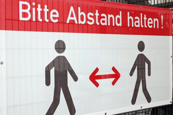 Große Banner weisen darauf hin: "Bitte Abstand halten!" FOTO: ANDREAS DUNKER