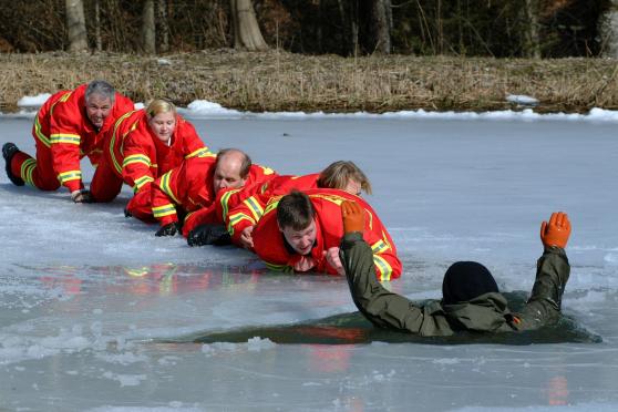 Wenn Menschen ins Eis einbrechen, geht es oft um Minuten. Rettungsorganisationen proben daher regelmäßig für den Ernstfall. FOTO: DLRG 
