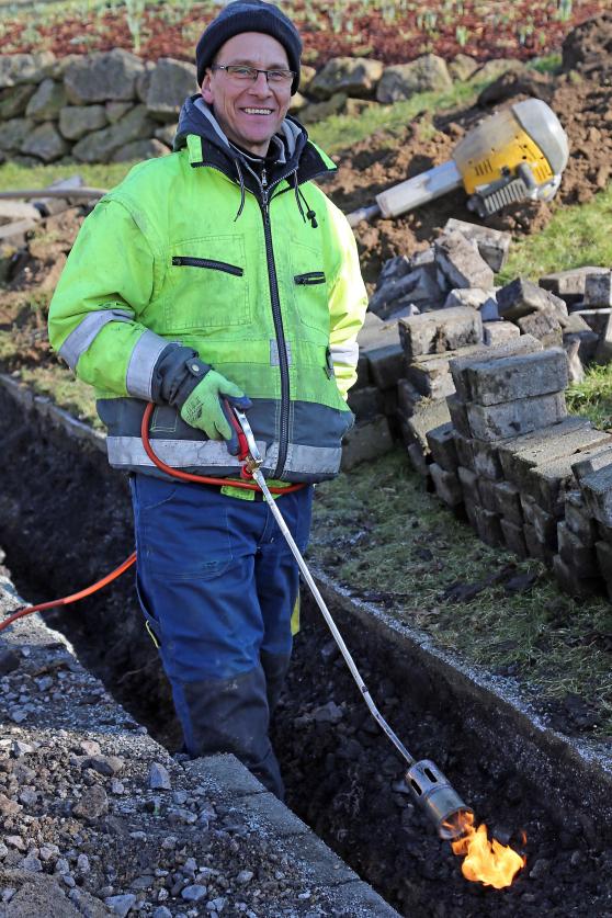 Bauarbeiter Leszek Derenowski taut gefrorene Bodenstellen mit dem Gasbrenner auf. FOTO: ANDREAS DUNKER
