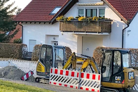 Winterschlaf: Die Tiefbauarbeiten zur Verlegung der Glasfaser-Leitungen ruhen auf Grund der tiefen Außentemperaturen. Hier zwei Mini-Bagger des beauftragten Bauunternehmens an der Weststraße in Echthausen. FOTO: ANDREAS DUNKER