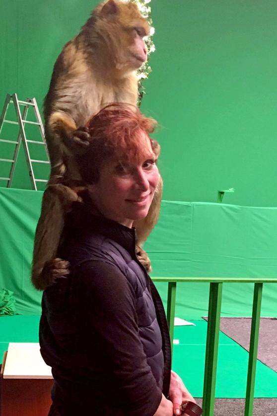 Berber-Affe auf den Schultern von Tiertrainerin Diana Antoine aus Echthausen. Im Hintergrund: die Greenbox des Filmsets. FOTO: PRIVAT