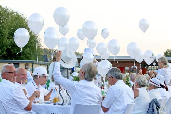 Die Teilnehmer des „Dîner en blanc“ der Gemeinde Wickede (Ruhr) ließen weiße Gasluftballons mit aufgedrucktem Gemeinde-Logo gen Himmel steigen. FOTO: ANDREAS DUNKER